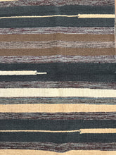 Kép betöltése a galériamegjelenítőbe: Barna, szūrke , fekete színű csíkos indiai pamut szőnyeg