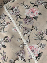 Kép betöltése a galériamegjelenítőbe: Rózsaszínű virágos csipkés körterítő