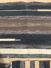 Kép betöltése a galériamegjelenítőbe: Barna, szūrke , fekete színű csíkos indiai pamut szőnyeg