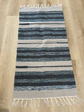 Kép betöltése a galériamegjelenítőbe: Kèk, szürke, bèzs színű csíkos indiai pamut szőnyeg