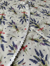 Kép betöltése a galériamegjelenítőbe: Levendula mintás csipke szegésű, Vintage pamutvászon asztalterítő