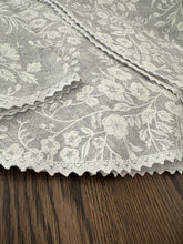Kép betöltése a galériamegjelenítőbe: Szürke alapon, fehér rózsa mintás csipkèvel szegett, Vintage pamutvászon asztalterítő