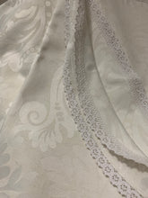 Kép betöltése a galériamegjelenítőbe: Damaszt ekrü színű ,nyomott mintás csipkés terítő