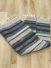 Kép betöltése a galériamegjelenítőbe: Kèk, szürke, bèzs színű csíkos indiai pamut szőnyeg