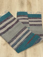 Kép betöltése a galériamegjelenítőbe: Tűrkiz, barna és bézs színű csíkos indiai pamut szőnyeg