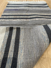 Kép betöltése a galériamegjelenítőbe: Kék ,szürke, bézs színű csíkos indiai pamut szőnyeg