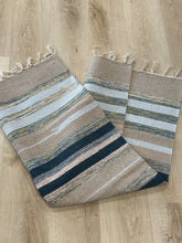 Kép betöltése a galériamegjelenítőbe: Sötètzöld , bézs ès vilàgos kèk színű csíkos indiai pamut szőnyeg