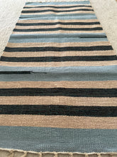 Kép betöltése a galériamegjelenítőbe: Kék ,bèzs ès sötètkèk színű csíkos indiai pamut szőnyeg