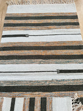 Kép betöltése a galériamegjelenítőbe: Szürke és bézs színű csíkos indiai pamut szőnyeg