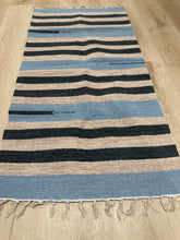 Kép betöltése a galériamegjelenítőbe: Bézs , kék, sötétkék színű csíkos indiai pamut szőnyeg