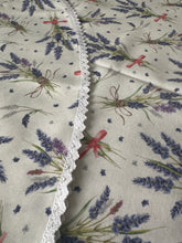 Kép betöltése a galériamegjelenítőbe: Levendula mintás csipke szegésű, Vintage pamutvászon asztalterítő