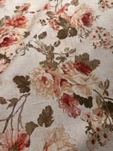 Kép betöltése a galériamegjelenítőbe: Rózsa mintás, csipke szegésű, pamutvászon asztalterítő