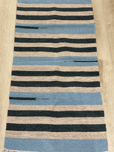 Kép betöltése a galériamegjelenítőbe: Bézs , kék, sötétkék színű csíkos indiai pamut szőnyeg