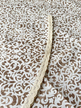 Kép betöltése a galériamegjelenítőbe: Barokk mintás, csipke szegésű, pamutvászon asztalterítő