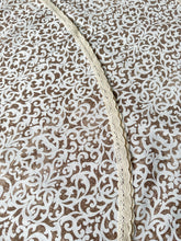 Kép betöltése a galériamegjelenítőbe: Barokk mintás, csipke szegésű, pamutvászon asztalterítő