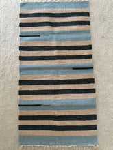 Kép betöltése a galériamegjelenítőbe: Kék ,bèzs ès sötètkèk színű csíkos indiai pamut szőnyeg