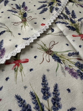 Kép betöltése a galériamegjelenítőbe: Levendula mintás csipke szegésű, Vintage pamutvászon asztalterítő