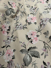 Kép betöltése a galériamegjelenítőbe: Rózsaszínű virágos csipkés körterítő