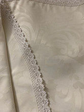 Kép betöltése a galériamegjelenítőbe: Damaszt ekrü színű ,nyomott mintás csipkés terítő