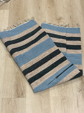 Kép betöltése a galériamegjelenítőbe: Bézs , kék, sötétkék színű csíkos indiai pamut szőnyeg