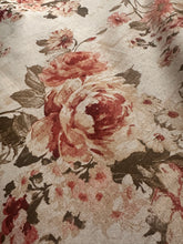 Kép betöltése a galériamegjelenítőbe: Rózsa mintás, csipke szegésű, pamutvászon asztalterítő