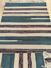 Kép betöltése a galériamegjelenítőbe: Tűrkiz, barna és bézs színű csíkos indiai pamut szőnyeg