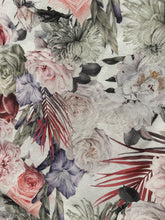 Kép betöltése a galériamegjelenítőbe: Rózsa mintás, csipke szegésű, pamutvászon asztalterítő