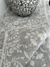 Kép betöltése a galériamegjelenítőbe: Szürke alapon, fehér rózsa mintás csipkèvel szegett, Vintage pamutvászon asztalterítő