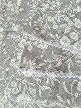 Kép betöltése a galériamegjelenítőbe: Elegáns fehér rózsa mintás, csipke szegésű, pamutvászon asztalterítő