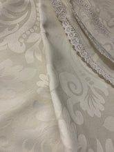 Kép betöltése a galériamegjelenítőbe: Damaszt ekrü színű ,nyomott mintás csipkés terítő