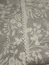 Kép betöltése a galériamegjelenítőbe: Rózsa mintás csipkés Vintage pamutvászon asztalterítő