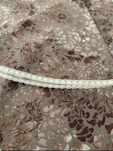 Kép betöltése a galériamegjelenítőbe: Barna 3D mintás csipke szegett, Vintage pamutvászon barna asztalterítő