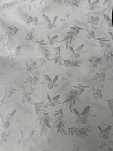 Kép betöltése a galériamegjelenítőbe: Impregnált szürke alapon ezűst karácsonyi mintázatú letörölhető asztalterítő