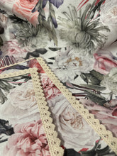 Kép betöltése a galériamegjelenítőbe: Rózsa mintás, csipke szegésű, pamutvászon asztalterítő