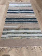 Kép betöltése a galériamegjelenítőbe: Sötètzöld , bézs ès vilàgos kèk színű csíkos indiai pamut szőnyeg