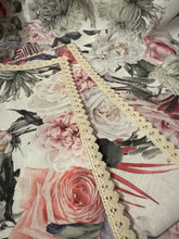 Kép betöltése a galériamegjelenítőbe: Rózsa mintás, csipke szegésű, pamutvászon asztalterítő