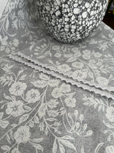 Kép betöltése a galériamegjelenítőbe: Szürke alapon, fehér rózsa mintás csipkèvel szegett, Vintage pamutvászon asztalterítő