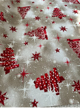 Kép betöltése a galériamegjelenítőbe: Impregnált (140széles),karácsonyi piros fenyőfa mintázatu, ezũst fenyő,arany alapon arany minta letörölhető méteráru