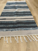 Kép betöltése a galériamegjelenítőbe: Kèk, szürke, bèzs színű csíkos indiai pamut szőnyeg