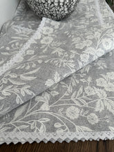 Kép betöltése a galériamegjelenítőbe: Szürke alapon, fehér rózsa mintás csipkèvel szegett, Vintage pamutvászon asztalterítő