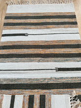 Kép betöltése a galériamegjelenítőbe: Szürke és bézs színű csíkos indiai pamut szőnyeg