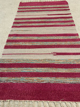 Kép betöltése a galériamegjelenítőbe: Bézs, piros színű csíkos indiai pamut szőnyeg