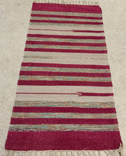 Kép betöltése a galériamegjelenítőbe: Bézs, piros színű csíkos indiai pamut szőnyeg