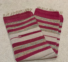 Kép betöltése a galériamegjelenítőbe: Bézs, piros színű csíkos indiai pamut szőnyeg