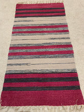 Kép betöltése a galériamegjelenítőbe: Fekete, szürke, piros színű csíkos indiai pamut szőnyeg