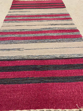 Kép betöltése a galériamegjelenítőbe: Fekete, szürke, piros színű csíkos indiai pamut szőnyeg