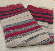 Kép betöltése a galériamegjelenítőbe: Fekete, szürke, piros színű csíkos indiai pamut szőnyeg