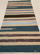 Kép betöltése a galériamegjelenítőbe: Szűrke,kék ,bézs színű csíkos indiai pamut szőnyeg