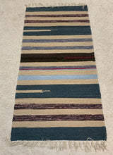 Kép betöltése a galériamegjelenítőbe: Szűrke,kék ,bézs színű csíkos indiai pamut szőnyeg