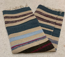 Kép betöltése a galériamegjelenítőbe: Szűrke,kék ,bézs színű csíkos indiai pamut szőnyeg